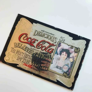  - 🥤Spegeltavla med vintage COCA COLA motiv🥤 Typ i samma storlek som ett A4 papper🤗 Finns inget hänge på baksidan bara ett pappskydd. Frakt tillkommer🤘