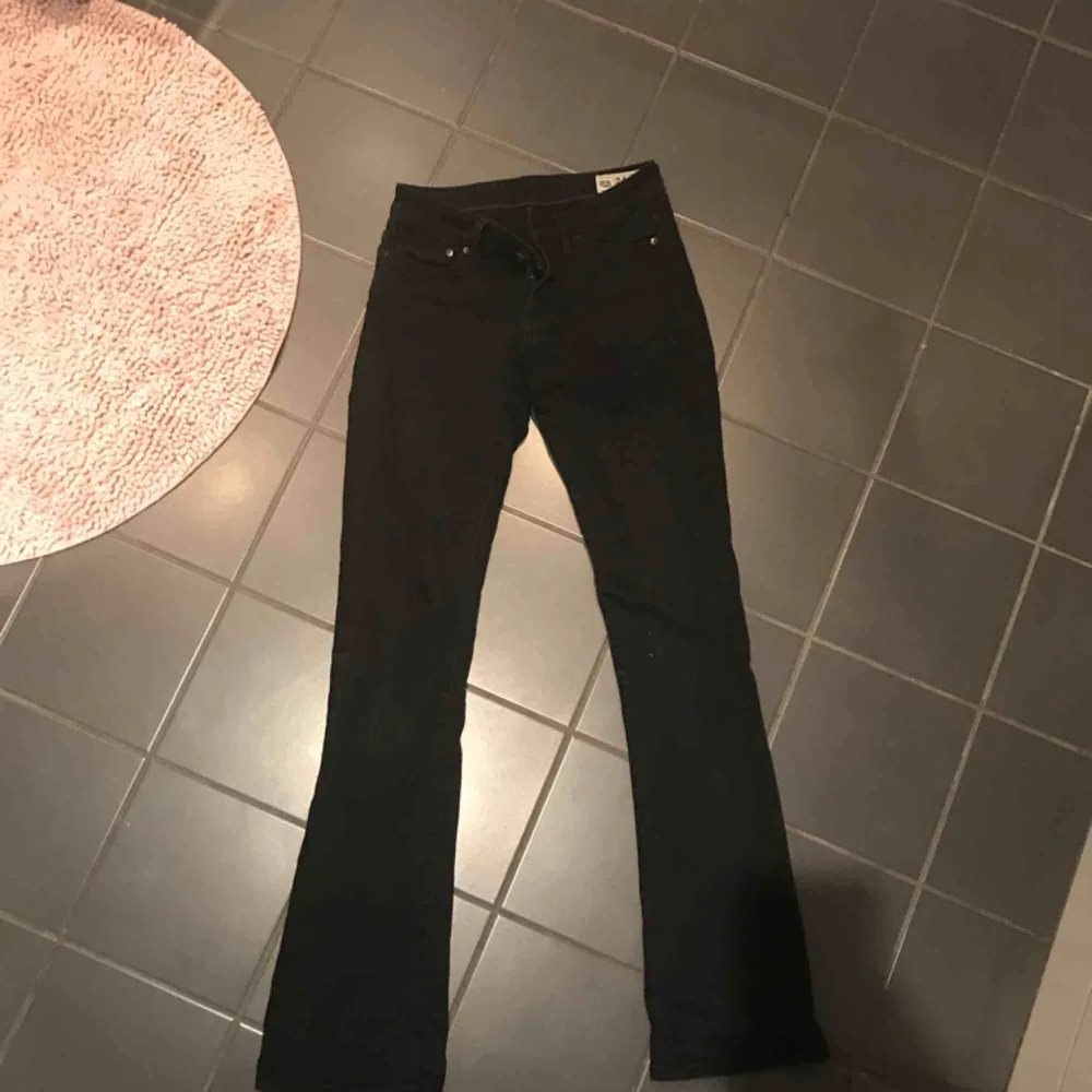 Svarta boot cut jeans, ganska slitna därav priset. Passar xs/s. Jeans & Byxor.