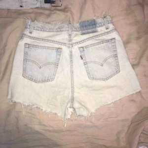  - Baggy Levi’s denim shorts i modellen ”521”. Ljusblå i färgen. Osäker på storlek men passar den med som vanligtvis har ca 30 i byxstorlek