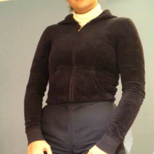  - En fin hoodie från juicy couture i fint skick. Nypris ligger runt 700kr. Möts upp i Stockholm eller så står köparen för frakt
