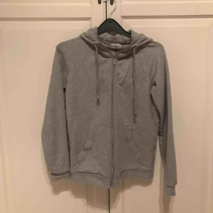  - Grå luvtröja med dragkedja från crocker. Fint skick 