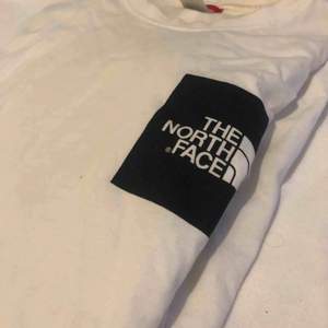 T-shirt från The north face. Använd och tyvärr lite foundation i kragen. Frakt tillkommer 💗