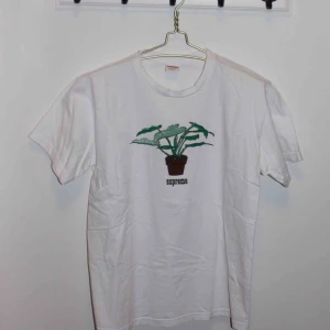  - T-shirt från supreme köpt på Plick, annonsen finns ovanför! Aldrig använd av mig. Har inte kvar sticker eller påse. Googlat på hur man känner igen en fake supreme och denna är ÄKTA. Möts i Stockholm eller så delar vi på frakten!