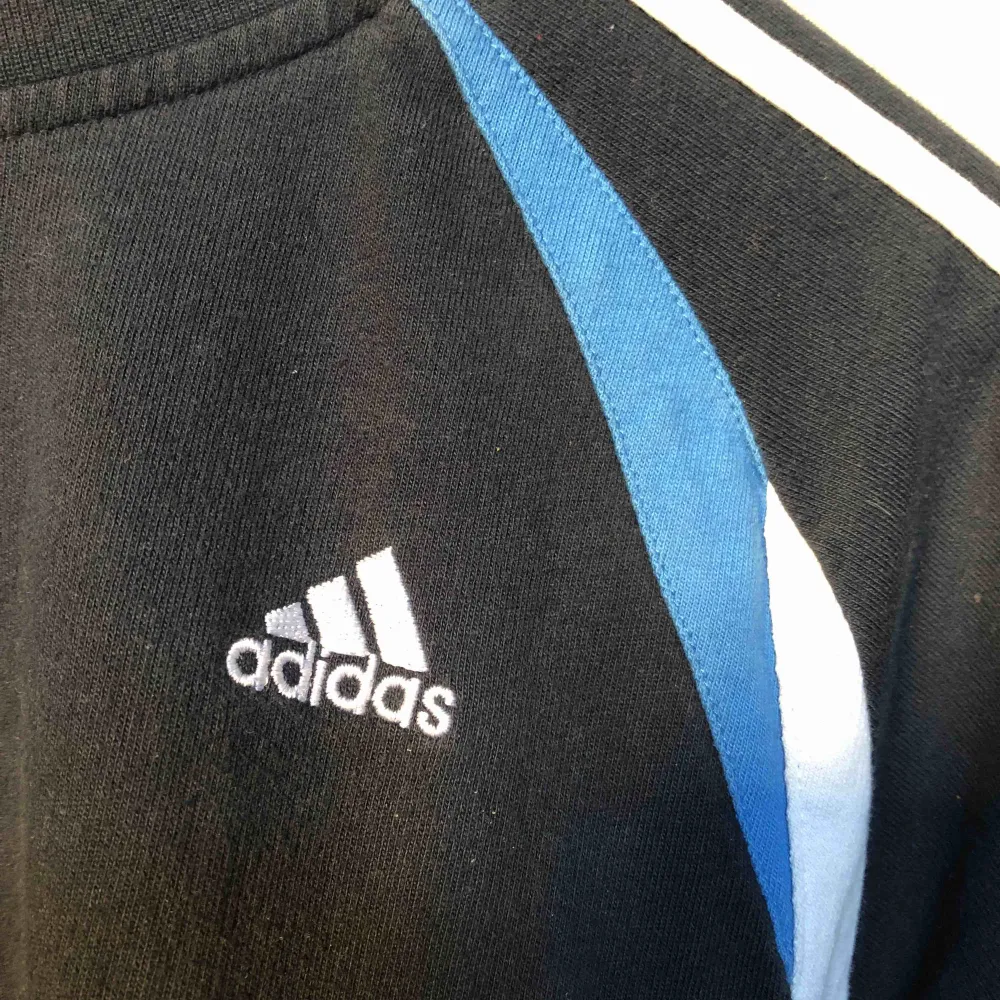 Adidas tröja med 3 sträck på vardera ärm! . Toppar.