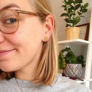  - Guldiga runda örhängen som man snurrar på. 