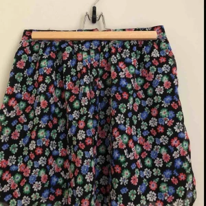  - Super fin blommig kjol