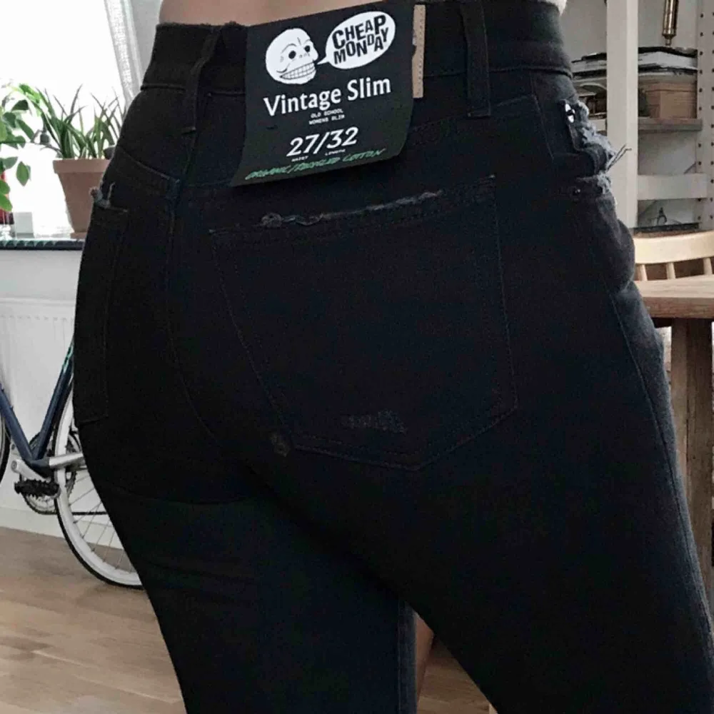 Ett par svarta Cheap Monday jeans med hål på knäna. Mid high waist, ganska mjuka✨aldrig använda. Jeans & Byxor.