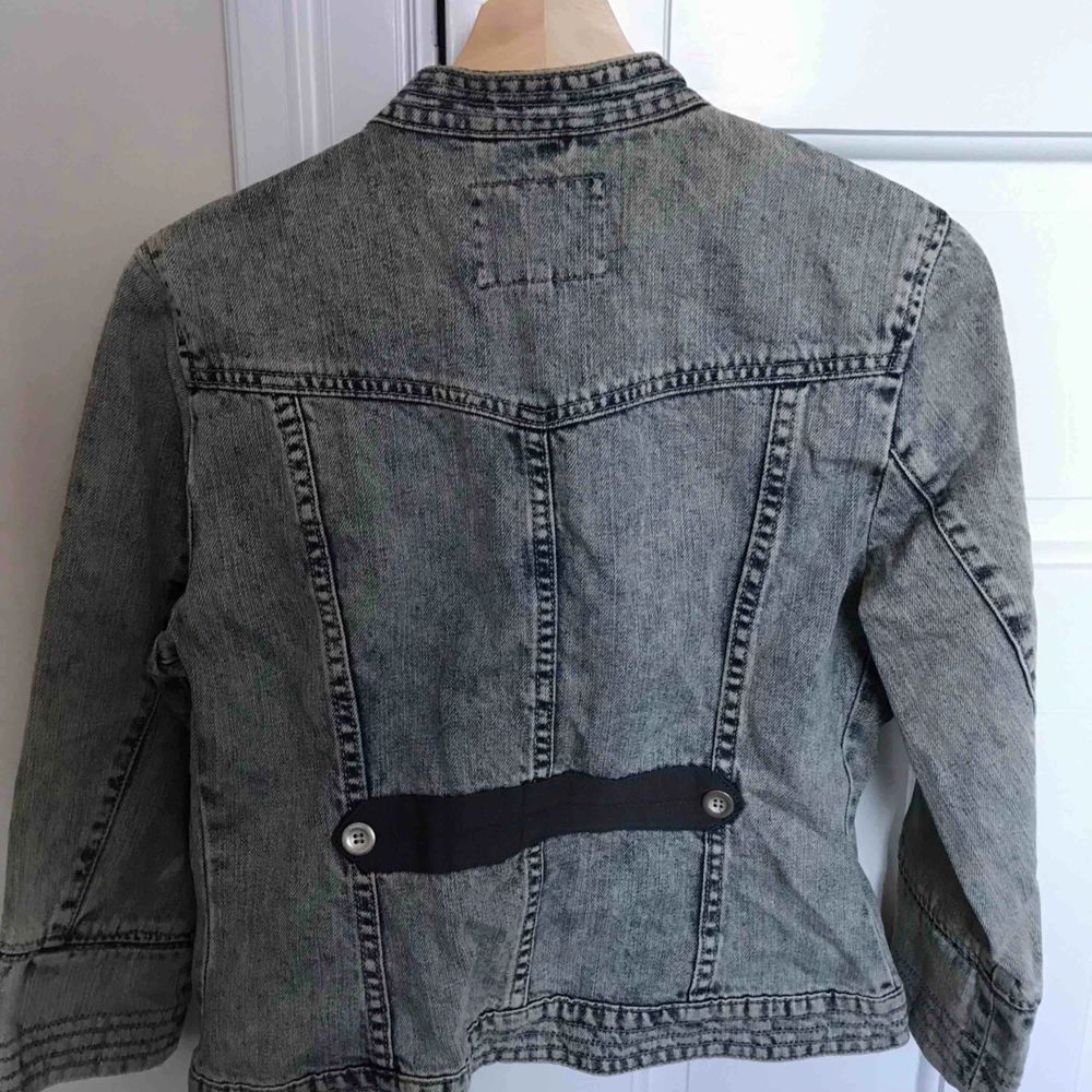 Cool jeans jacka med detaljer 💙 köpt second hand i London. Plus frakt 💌. Jackor.