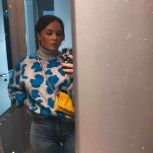  - Väärldens snyggaste tröja, super skön och varm! Köpt på hm för ca 700kr I nyskick. Kontakta mig gärna för frågor elr för fler bilder Frakt 100kr