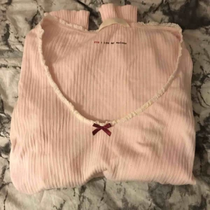  - Ljusrosa odd molly långärmad tröja, fin urringning och passar bra med t.ex. ett par svarta jeans. Kan frakta men då står köparen för frakten tar även swish😊