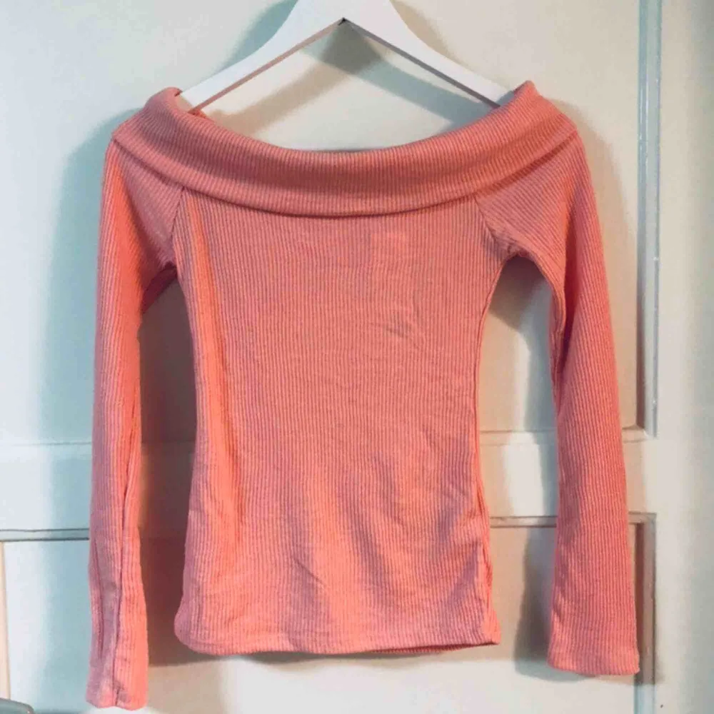 Fin offshoulders tröja från Gina Tricot. Finns i två färger, båda i superbra skick!. Toppar.