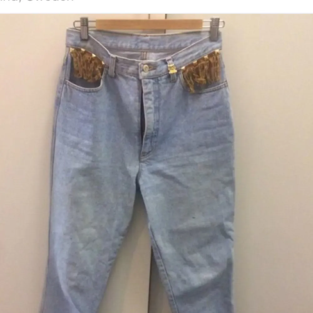 Stentvättade mom-jeans med fransar på fickorna. Strl 40 men känns mer som 38. Köparen betalar frakten. Jeans & Byxor.