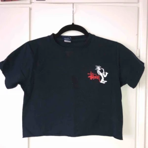  - Mörkblå croppad Stussy t-shirt i strl S.
