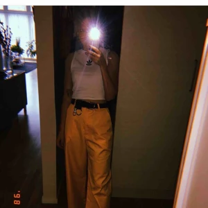  - Gula långa byxor från Asos, sjukt snygga o coola men används inte.. o säljes därför, bra skick för knappt använda