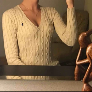  - Superfin stickad tröja, Polo Ralph Lauren, med löjligt bra passform. Mycket bra skick, endast använd typ 2 gånger! Frakten står ni för :)