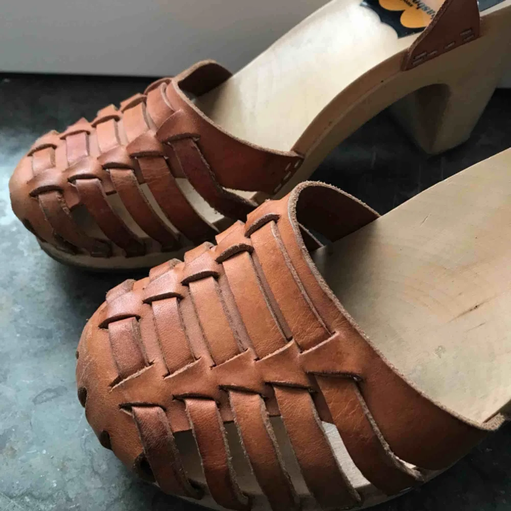 Sandaler med klack från Swedish Hasbeens i storlek 38✨Lite slitna men fortfarande fina! Nypris ca 1800kr. Skor.