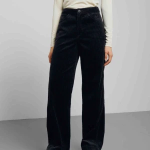  - Byxor från weekday i storlek 36, endast använda några timmar därav är de i nyskick. Nypris 600kr!! Kan även passa storlek 38