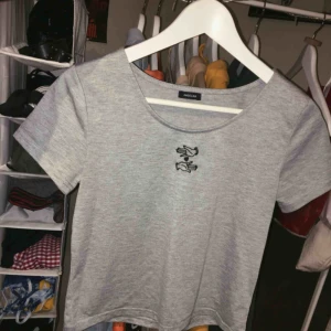  - Grå T-shirt i S köpt i Japan ! Fint skick! Frakt 36kr