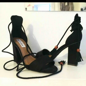  - Oanvända klackar , storlek 38.