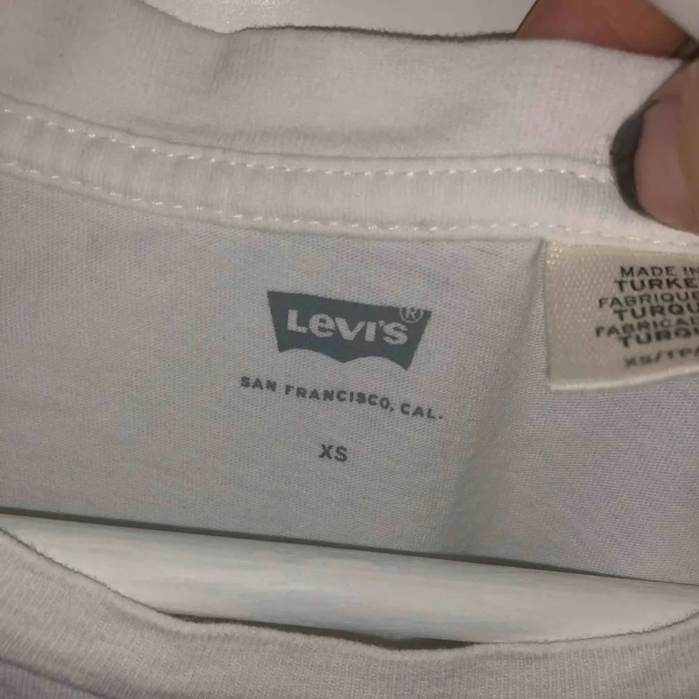 Vit Levis tröja med tryck superfin och stretchig tröja💕 köpt för 350kr . T-shirts.