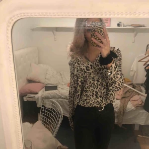  - Leopard mönstrad blus. Knappast använd💕 Storlek:36 Står ej för frakt😊