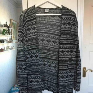  - Mönstrad svartvit kofta från Vero Moda. Den är tunn så perfekt att ha som lagerplagg till våren! 