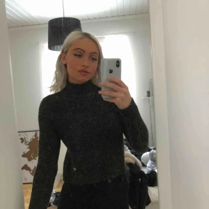  - Stickad ulltröja från only i storlek XS. Sparsamt använd så i fint skicka! Svårt att se färgen på bilderna men det är mörkgrå. Köparen står för frakten 