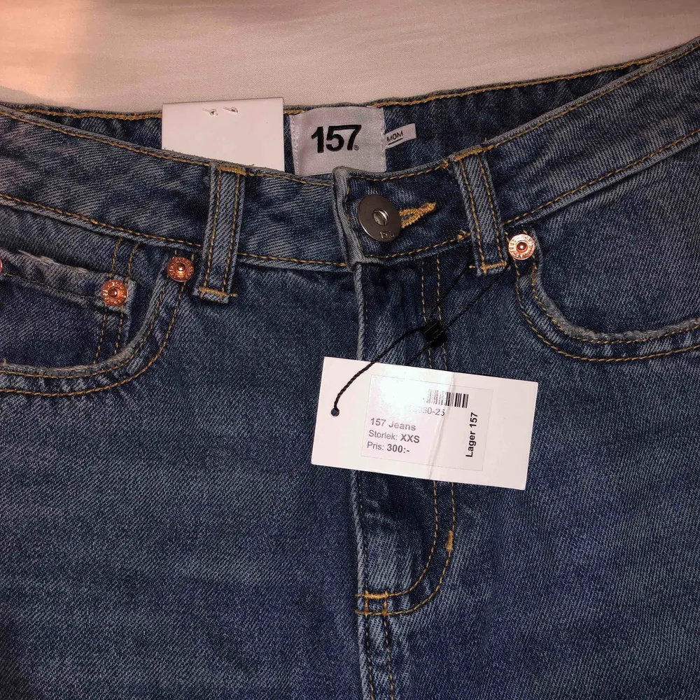 Säljer ”mom jeans” dagens mode idag, fast tycker inte att den var fin på mig så tappade bort kvittot på den här och säljer den här istället! Har aldrig använt den och tycker färgen och knapparna är skitfina och passar fint. Gratis frakt ❤️🎉😘. Jeans & Byxor.