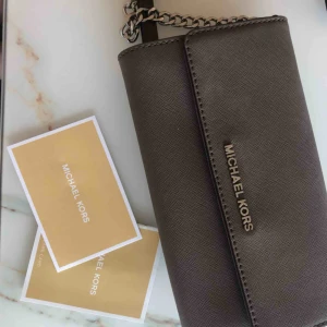  - Perfekt liten väska att ha för utgång eller om man inte bär med sig så mycket saker! Axelband som går att justera, 5 fack inne i väskan + fack för kreditkort osv.  Bredd: 19cm Höjd: 12cm 