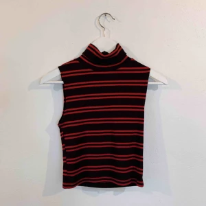  - Svart/röd ärmlös topp med polo.