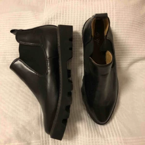  - Aldrig använda kängor. Något breda kring vristen. 