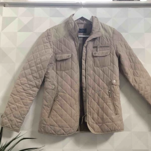  - Beige jacka från Zara Ändats använd fåtal gånger därför i väldigt bra skick!  Strl 152 cm