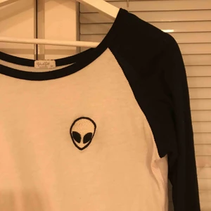  - Super fin tröja från Brandy o melvin med ett Alien tryck framtill, fint skick och använd kanske 4 gånger. Säljer den eftersom jag inte använder den längre! Det är en storlek M men sitter fint på mig som är XS-S 😁 Den är pyttelite genomskinlig!