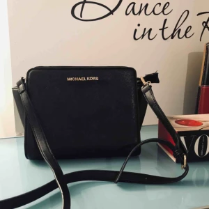  - Liten Michael kors väska, innerfickor. Möts eller fraktar.