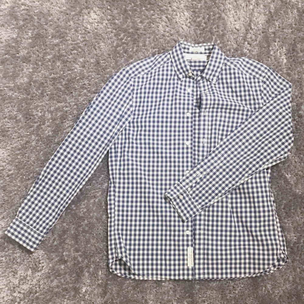 Blå rutig herrskjorta från H&M i fint skick 🌟 frakt på 36 kr tillkommer.. Skjortor.