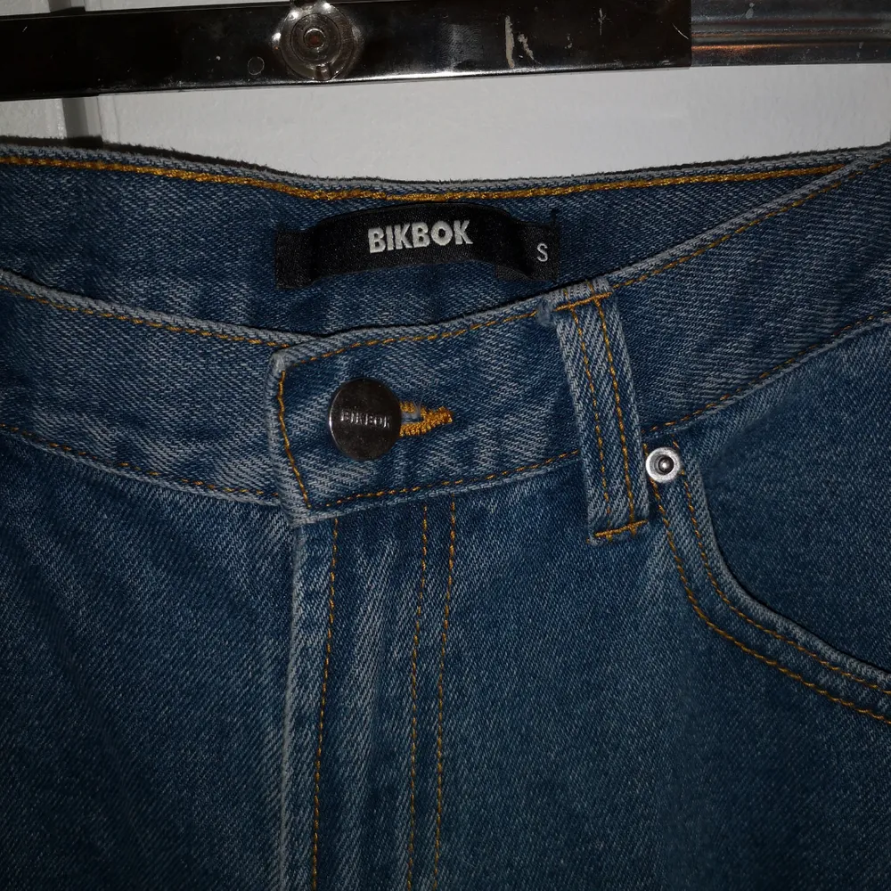 Snygga mom jeans bara använda ett fåtal gånger . Jeans & Byxor.
