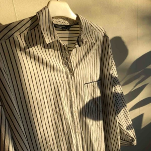  - Så snygg skjorta som är lite oversized. Sitter snyggt på alla beroende på hur man vill ha den. Gott skick! Möts upp i Göteborg eller fraktar 🌷