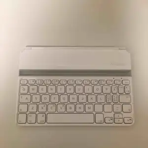 Kombinerat tangentbord, ställ och skydd! Stället håller din iPad i en skön vinkel medan du skriver. Magneter i fodralet ser till att paddan stängs av. Bluetooth.55 h batteritid eller 60 dagar standby. Passar iPad mini. 
