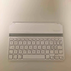  - Kombinerat tangentbord, ställ och skydd! Stället håller din iPad i en skön vinkel medan du skriver. Magneter i fodralet ser till att paddan stängs av. Bluetooth.55 h batteritid eller 60 dagar standby. Passar iPad mini. 