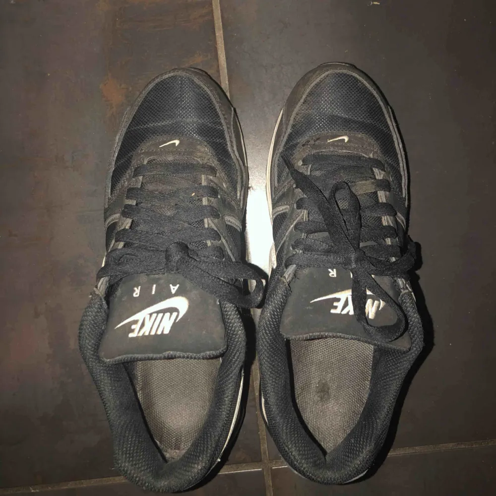 Nike air max skor i Använt men fint skick. Lite små i storleken, passar nog en 38 . Skor.