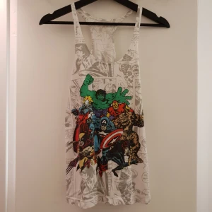  - Jätte snygg Marvels linne med retro tema so. jag har haft ett tag!  Köpt från USA Använd ett par gånger  Vi kan mötas upp i GBG eller står köparen för frakten.