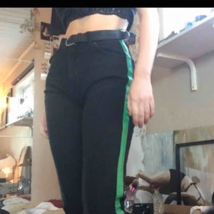  - Säljer svarta MOM JEANS med gröna band/stripes+silverringar på sidan, från Bershka. Använda ett fåtal gånger, bra skick!! Kan mötas upp i Stockholm!:) kramkram🌸