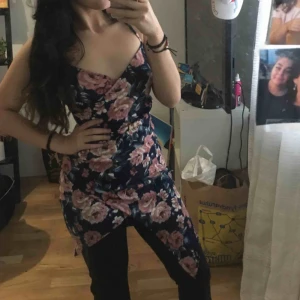  - Sommarklänning köpt i new york , storlek M men är stretchig !  knappt använd. 