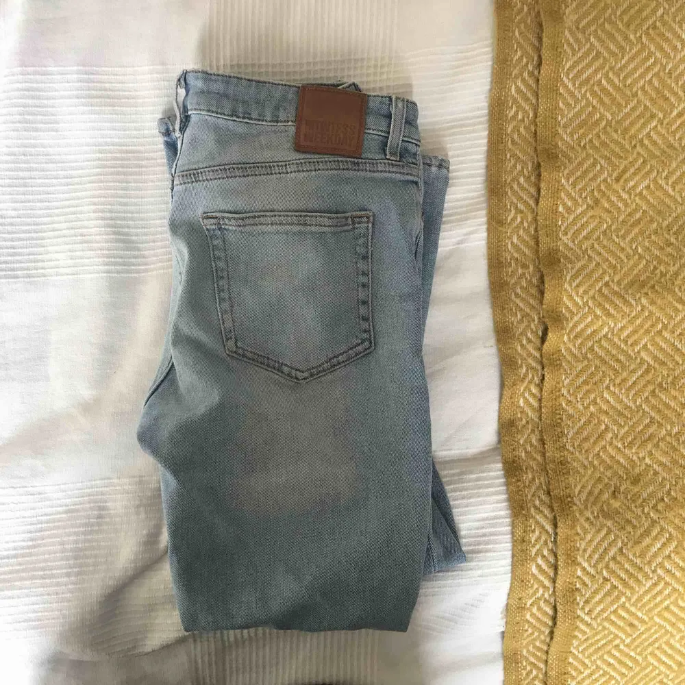 Ljusblåa jeans ifrån Weekday. Ungefär ankellånga och dom är i modellen mom-fit, säljer pga att dom är för stora i midjan😋nypris:500kr. Jeans & Byxor.