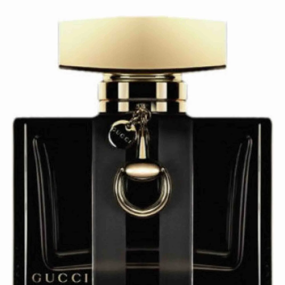 Helt ny Gucci OUD Parfym, inköpt i November, aldrig använd. Stor flaska som håller länge (haft den förut).  500kr kan skickas mot fraktkostnad. Passar både man och kvinna. Nypris 900-1000kr.. . Övrigt.
