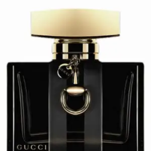 Helt ny Gucci OUD Parfym, inköpt i November, aldrig använd. Stor flaska som håller länge (haft den förut).  500kr kan skickas mot fraktkostnad. Passar både man och kvinna. Nypris 900-1000kr.. 