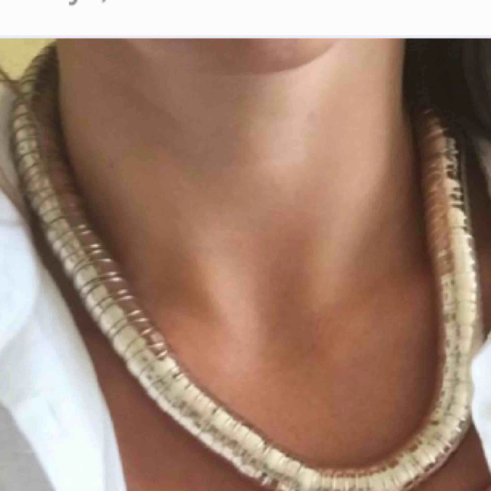 Supersnyggt halsband! ✨💫🤩 150 kr Armband i läder (reglerbart) med guldfärgade pärlor 100 kr. Accessoarer.