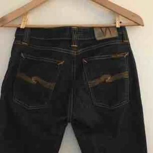  - Coola jeans från Nudie Jeans co. Mörkblå. Använda men i fint skick. Säljes pga för stora för mig.