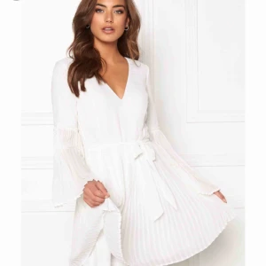  - Säljer en så fin & endast provad klänning från Bubbleroom. Studentklänning kanske? Skulle säga den är liten i storlek så 42 är som en 38 enligt mig. Kan skicka mer bilder såklart. Köptes för 480 kr & säljer för 380 kr. Frakten går på 20 kr