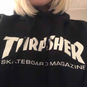  - Säljer en svart Thrasher hoddie💕 mycket använd men i fint skick💫 kan fraktas mot fraktkostnad 